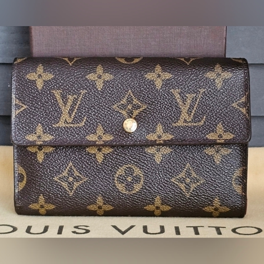 Authentic LOUIS VUITTON Monogram Pochette Passport Trifold Wallet